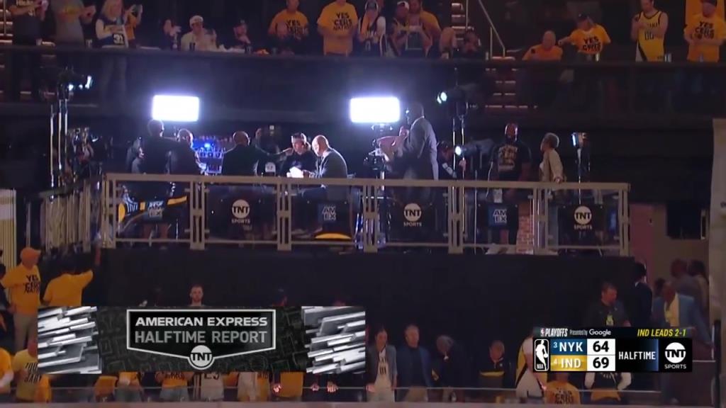 啊？轉(zhuǎn)播鏡頭給到解說看臺，奧尼爾居然抱著一個人在彎舉