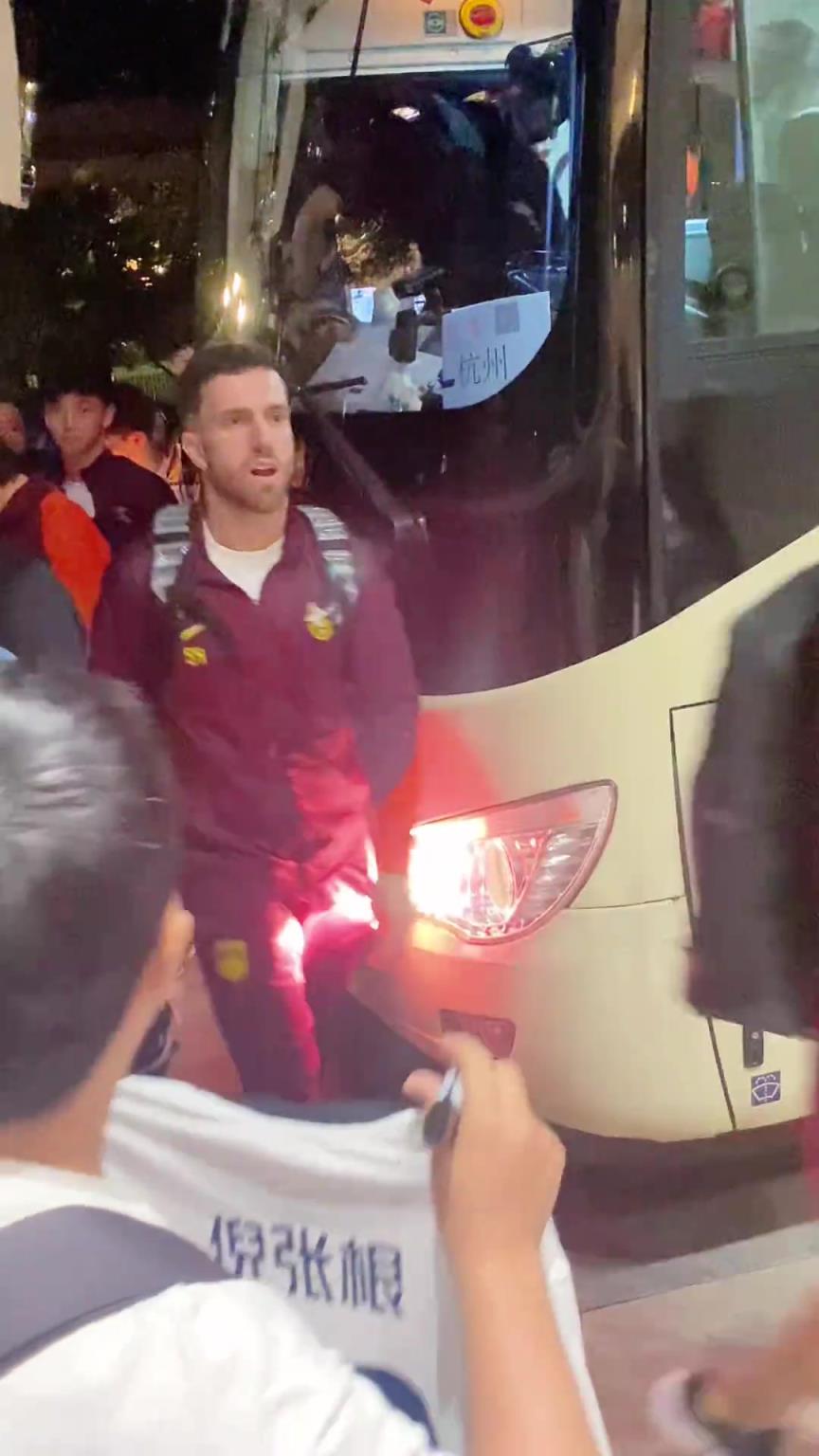 韋世豪嚇得箭步逃跑！國足深夜到酒店差點被摁在車頭不讓走