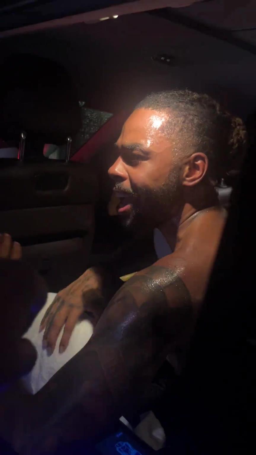 太熱情了！拉塞爾中國行坐車離開球迷們被團團圍住