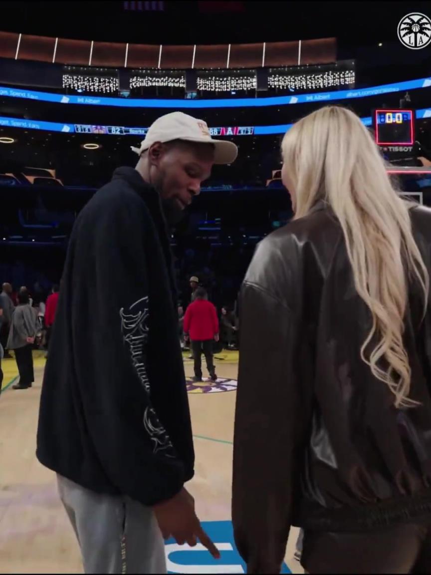 小帥這氣質(zhì)！杜蘭特與庫里教妹布林克擁抱，眼睛好像一直偷瞟布林克大長腿