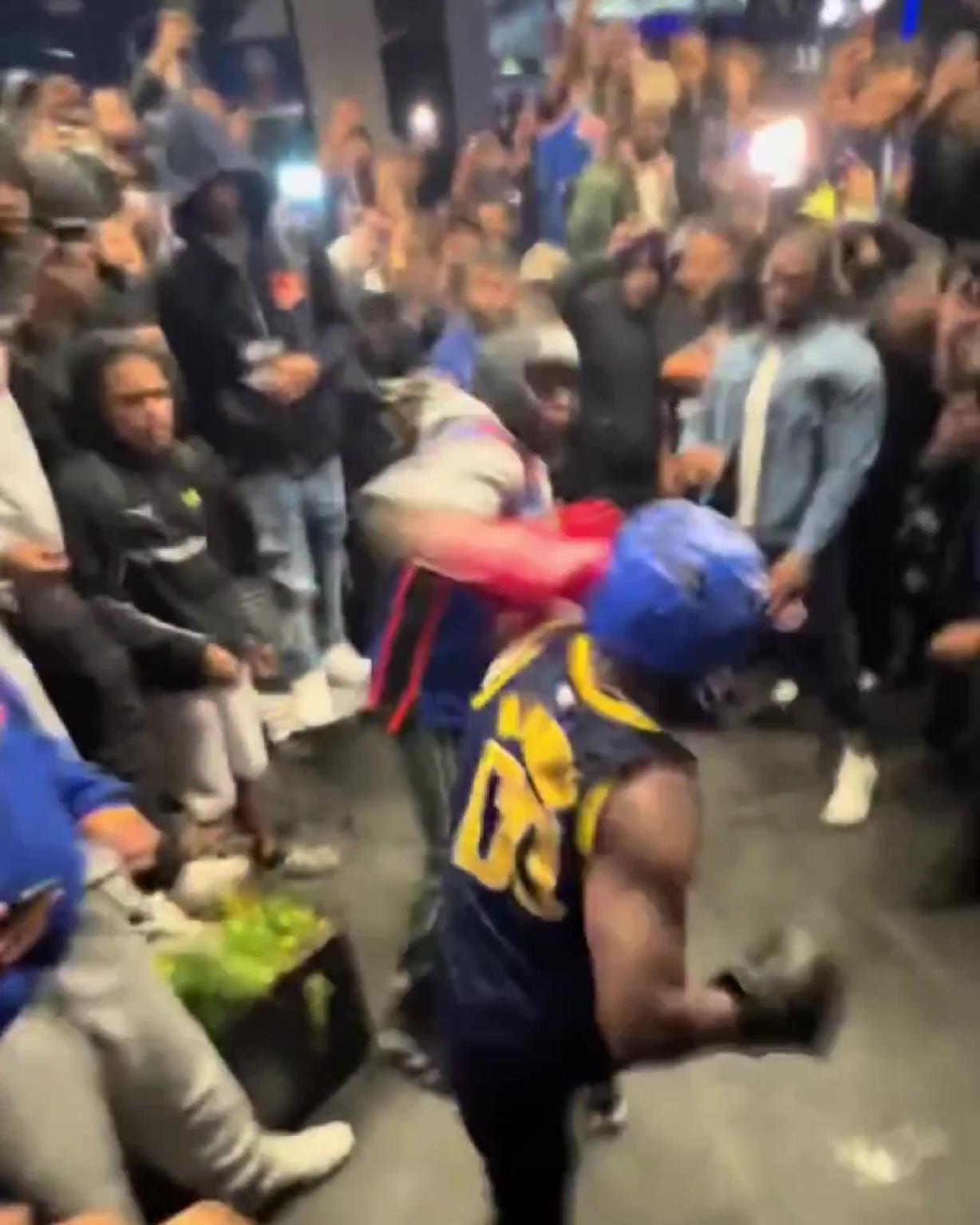 這不比場(chǎng)上好看？尼克斯&步行者球迷賽后直接1v1拳擊