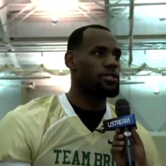 哥兩個(gè)還會(huì)這個(gè)?。?1年NBA停擺期間老詹和阿杜組隊(duì)玩橄欖球