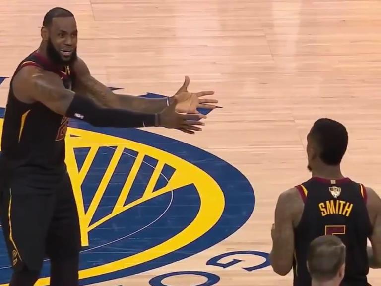 名場(chǎng)面！JR搶下關(guān)鍵籃板沒(méi)看表，老詹質(zhì)問(wèn)JR為何傳球