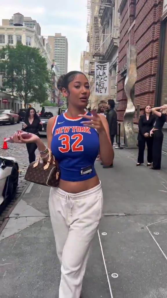 哇塞！一豐滿尼克斯女球迷身穿唐斯球衣，真是太吸引眼球了